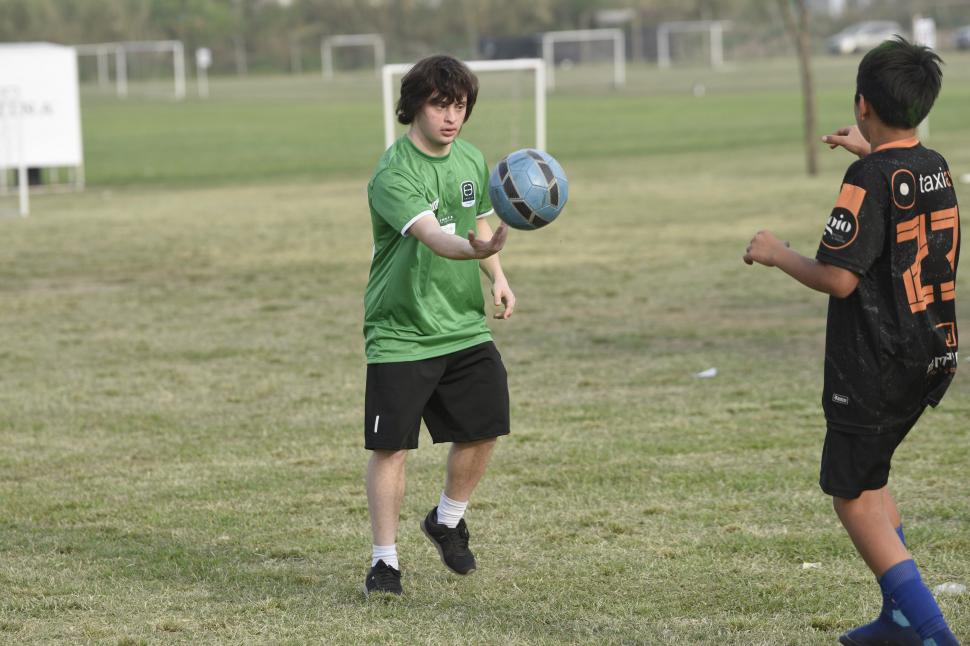 DISFRUTAN. En Las Cañas, Empate usa las canchas en las que compiten.