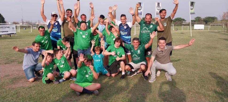 LA CLÁSICA. Después de jugar colaboradores y jugadores posaron felices.