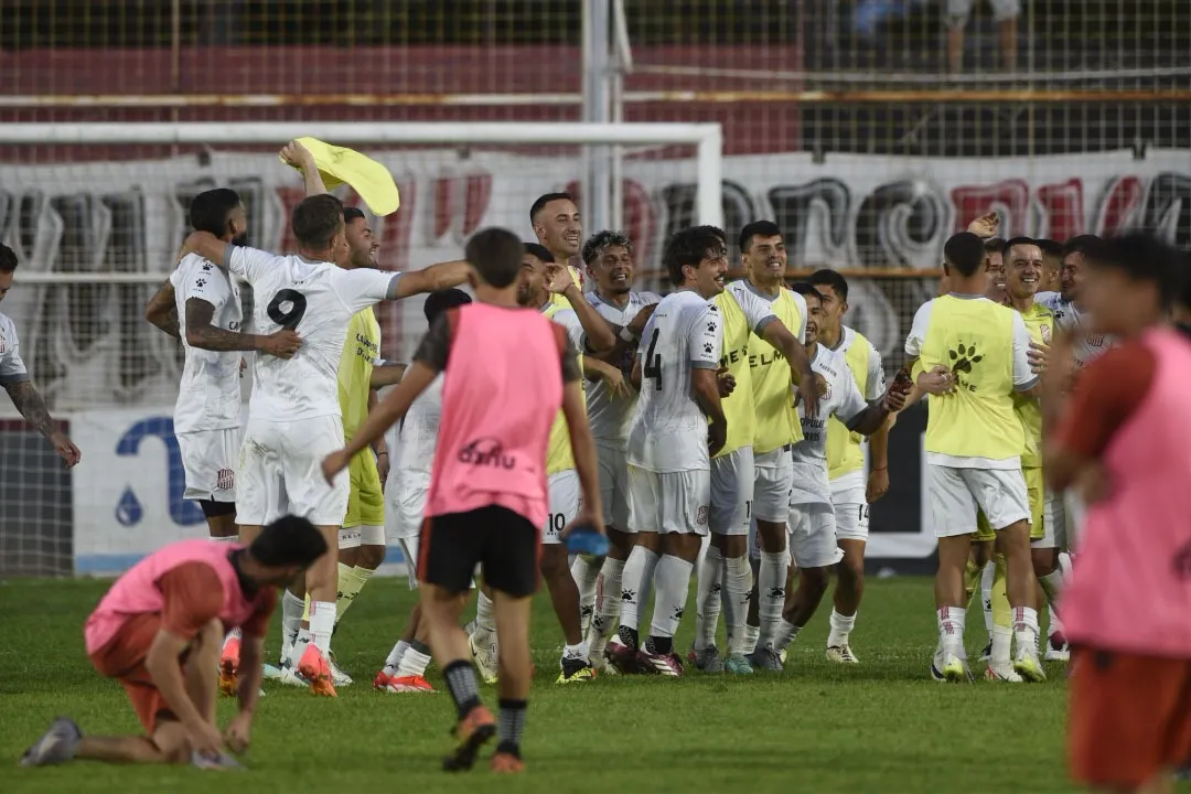 FELICIDAD. Cuando finalizó el partido, y como ya es una costumbre, los jugadores celebraron cantando en el campo.