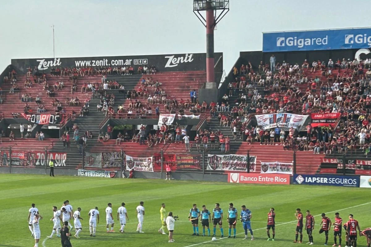 Salida de los equipos al campo de juego