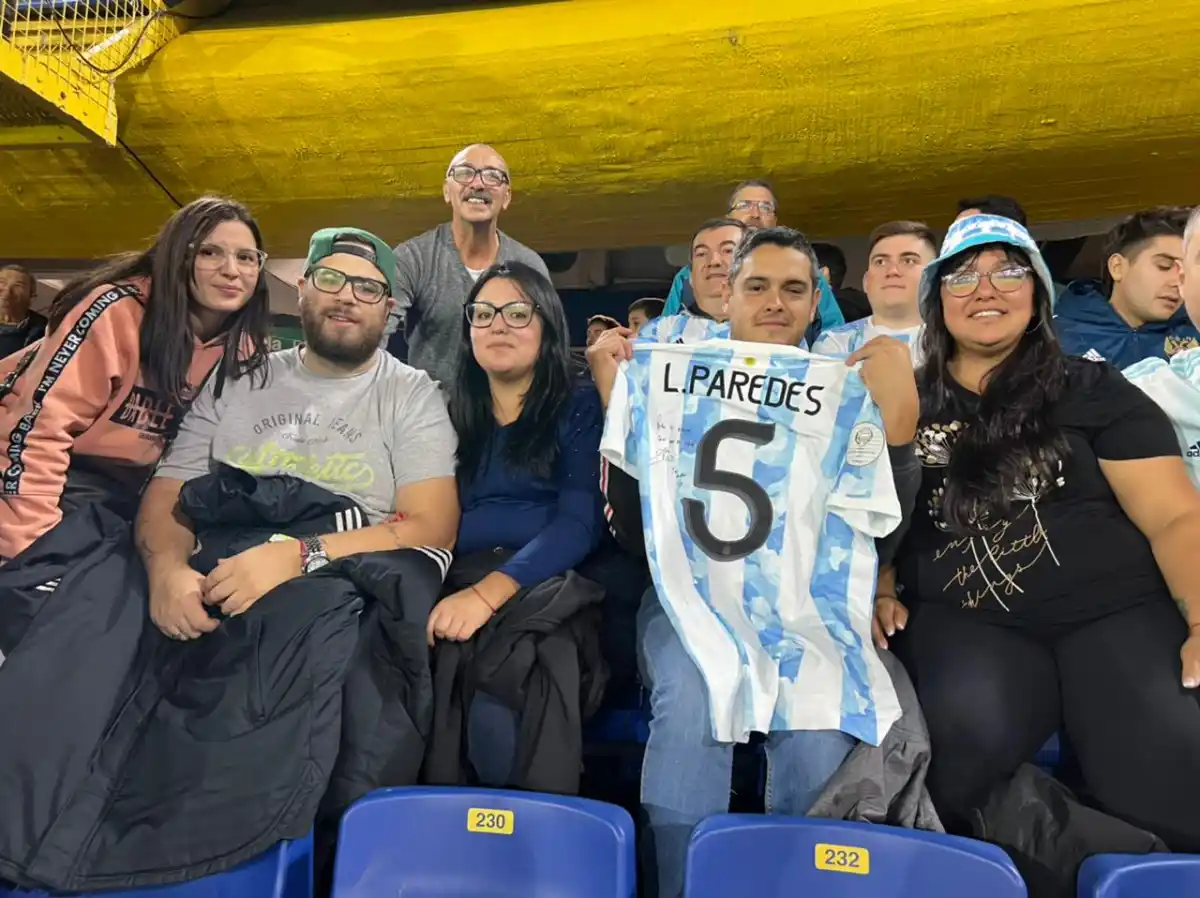 EN LA BOMBONERA. Rojas posa junto a la familia de Leandro Paredes, durante un partido de la Selección Argentina.
