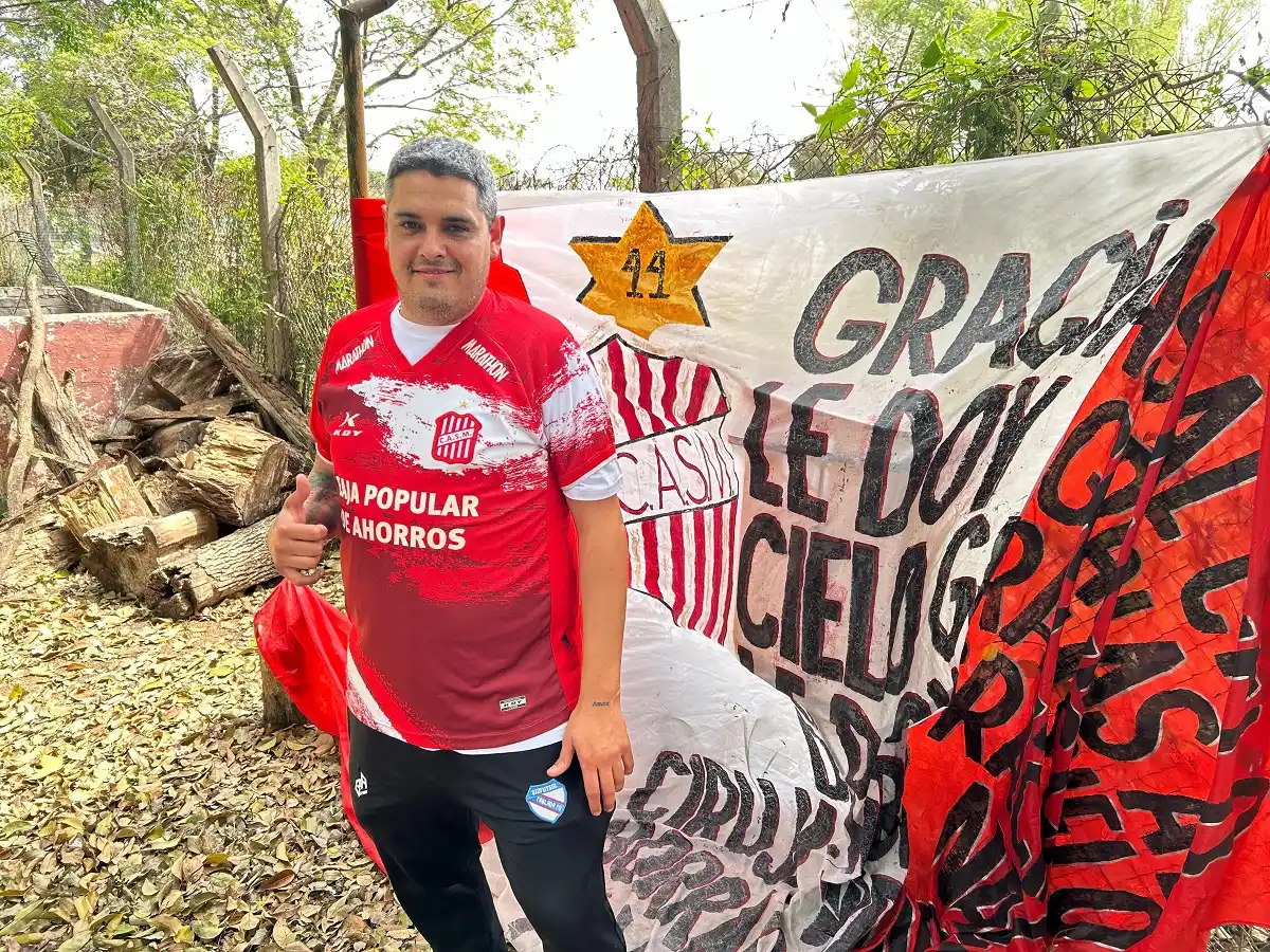 TODO LISTO. Luis Alberto Rojas se juntó con un grupo de hinchas en Paraná.