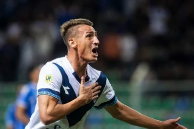 Vélez derrotó a Racing y continúa  como único líder de la LPF