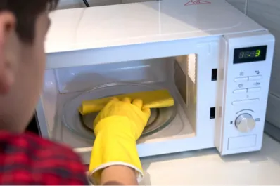 Trucos caseros y sencillos de dos ingredientes para desengrasar y dar brillo a tu microondas