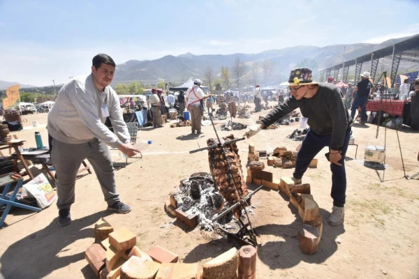 Entre viento y calor, el aroma del asado inundó los valles tucumanos