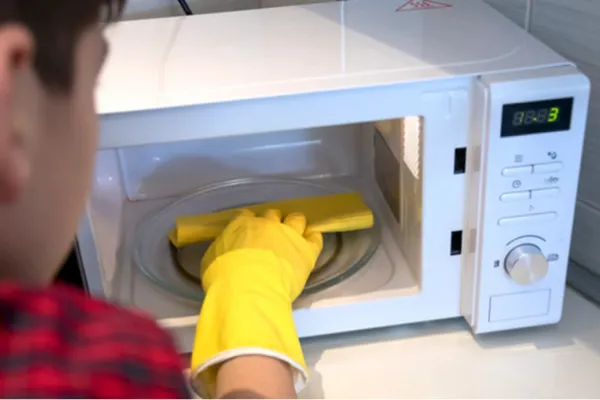 Trucos caseros y sencillos de dos ingredientes para desengrasar y dar brillo a tu microondas
