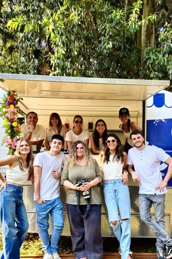 Grupo completo de producción: Renzo Spuches Luján Terán,Agus Benejan, Paula Carlino, Nicasio Salas Oroño, Eugenia Hourcade, María Espejo, Andrea Legaristi y Emanuel Rodríguez.