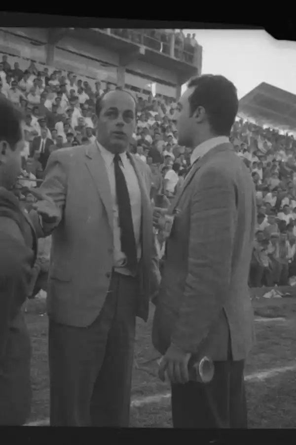 LA ESTAMPA. Antes de empezar un partido, con la camiseta que amó.