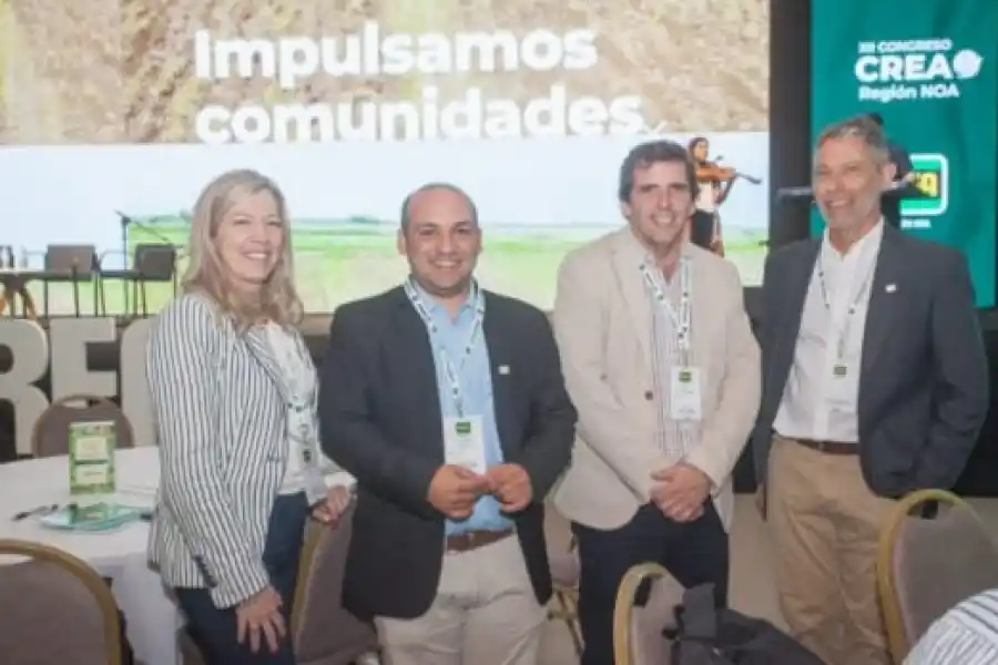 Matilde Bunge (Vicepresidente de AACREA), Gustavo García (Presidente congreso CREA Región NOA XII edición); Jorge Sáenz Rozas (Presidente AACREA); Andrés Pariz (Vocal CREA Región NOA).