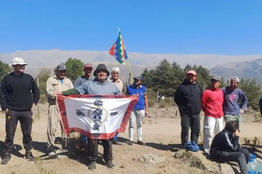 ATENTOS. Integrantes de la comunidad observando la inspección ocular.