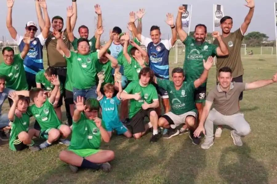 LA CLÁSICA. Después de jugar colaboradores y jugadores posaron felices.