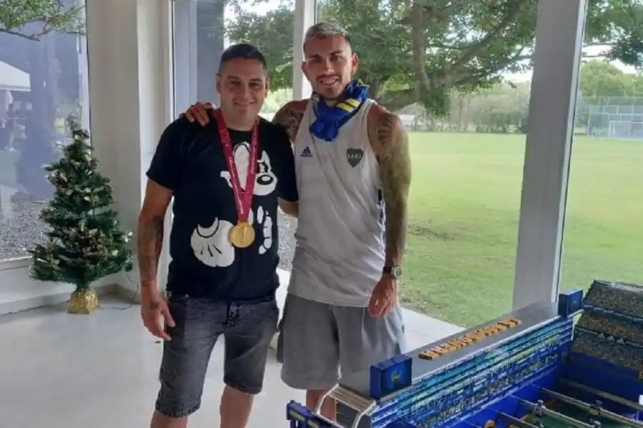 CON LA MEDALLA DEL CAMPEÓN. Leandro Paredes le prestó la presea a Luis Alberto Rojas.
