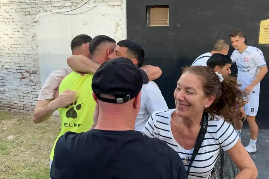 CON LOS SUYOS. Agustín Dattola y Matías Ignacio García celebran el triunfo, con sus respectivas familias. 
