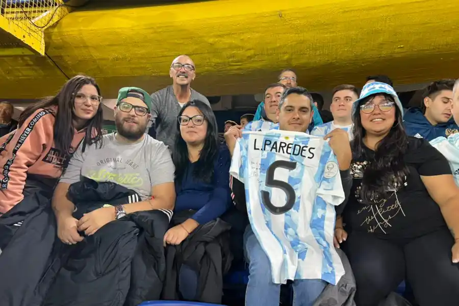 EN LA BOMBONERA. Rojas posa junto a la familia de Leandro Paredes, durante un partido de la Selección Argentina.