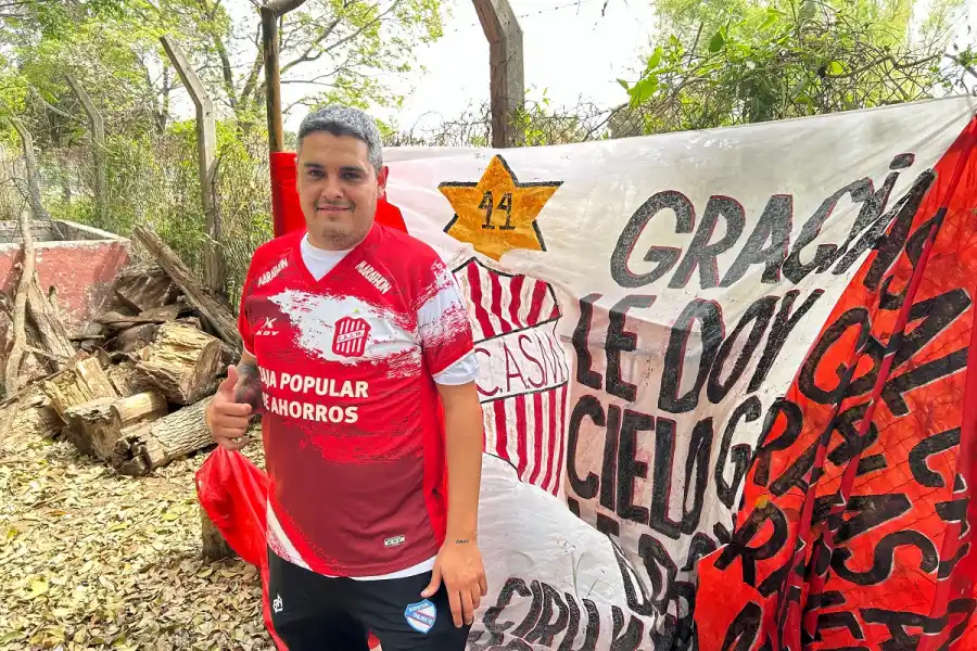 TODO LISTO. Luis Alberto Rojas se juntó con un grupo de hinchas en Paraná.