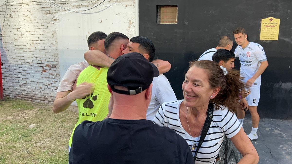 CON LOS SUYOS. Agustín Dattola y Matías Ignacio García celebran el triunfo, con sus respectivas familias. 