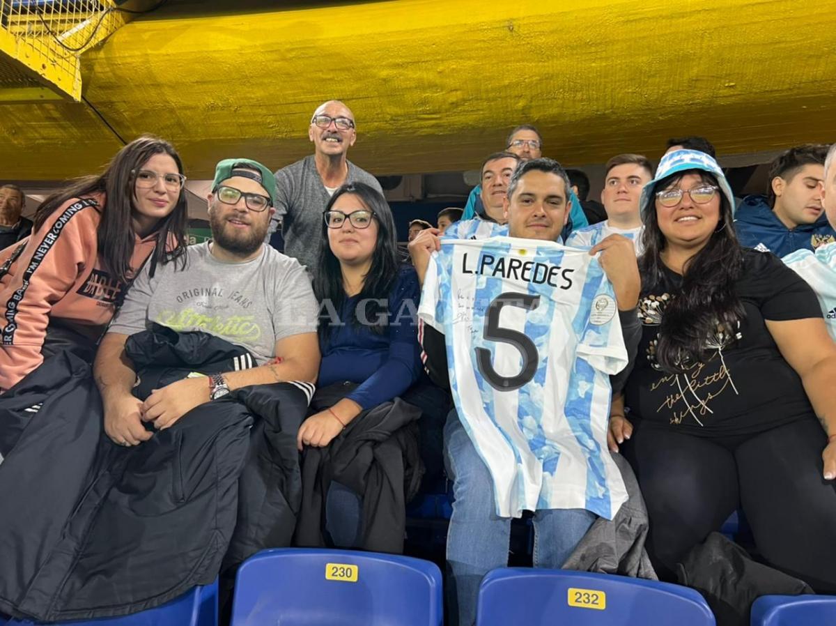 EN LA BOMBONERA. Rojas posa junto a la familia de Leandro Paredes, durante un partido de la Selección Argentina.