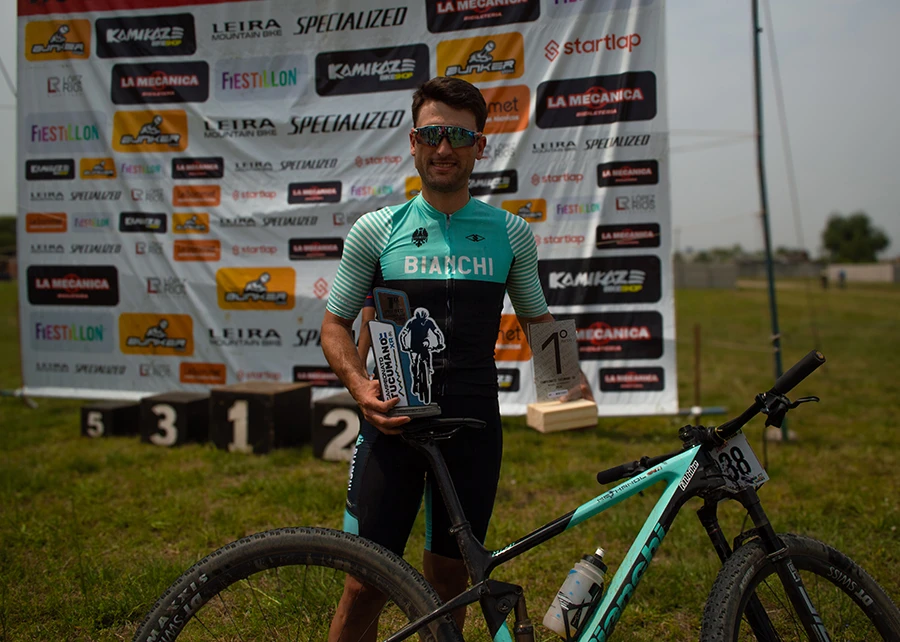 PURA FELICIDAD. “Richard” Pelegrina, que ganó en tres fechas de las cuatro que corrió, muestra el trofeo de campeón.