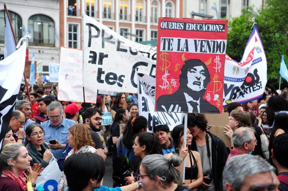 La universidad es un valor social mayor que el “déficit cero”