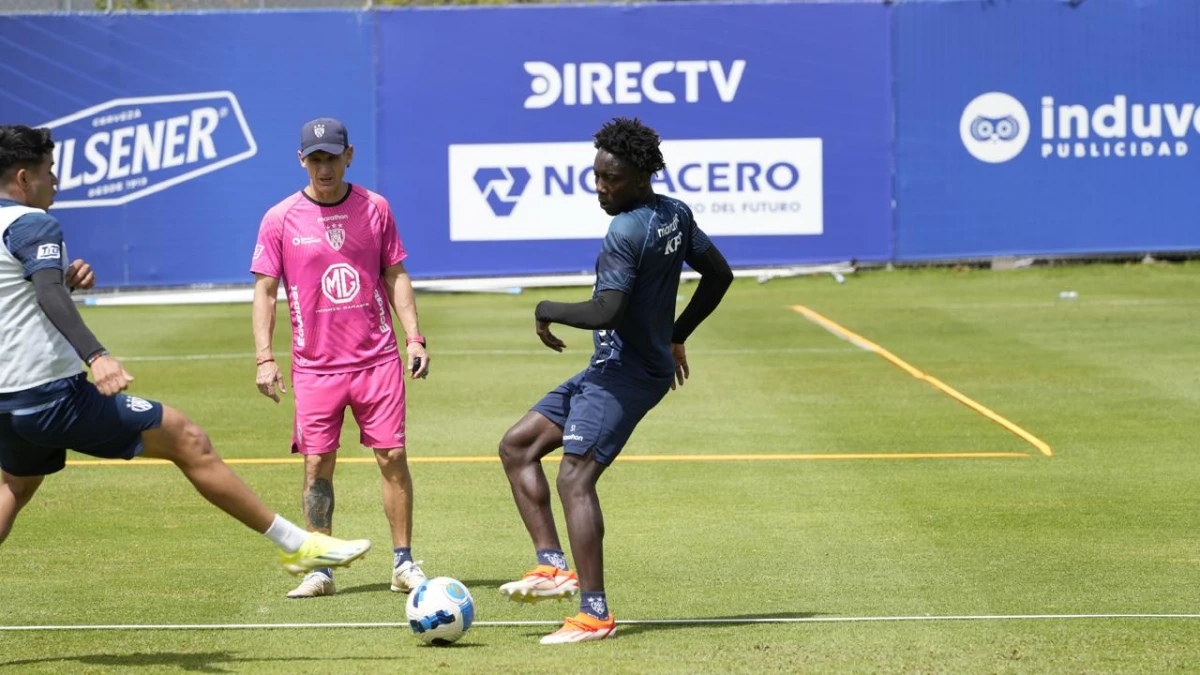 EN ACCIÓN. Damián Solís sigue de cerca en cada práctica a los futbolistas de Independiente del Valle.