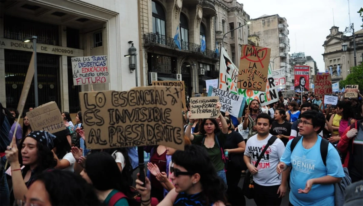 A LAS CALLES. Miles de tucumanos salieron la semana pasada a reclamar en contra del veto al presupuesto universitario.