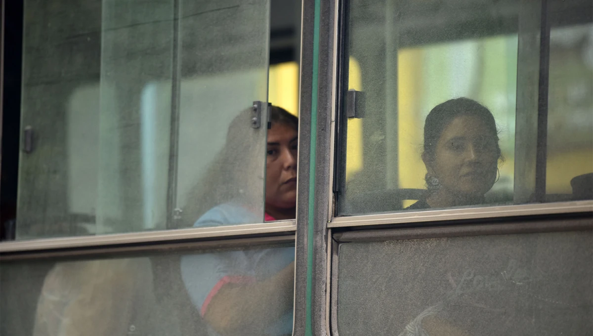 DEFICIENTE. Cada vez que llueve, miles de tucumanos quedan a expensas del servicio de transporte de colectivos repleto de problemas.