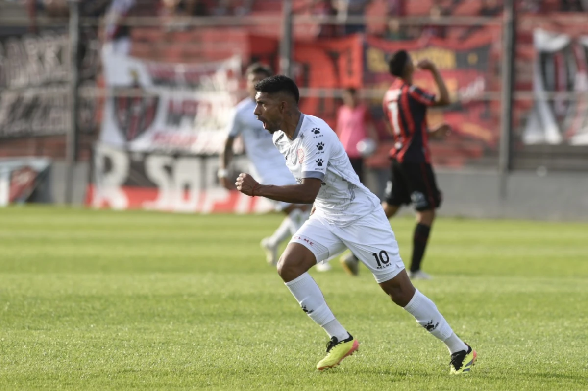 GRITO DE GOL. Matías Caco García sentenció el resultado contra Patronato, con un potente remate al ángulo superior izquierdo de Salvá.