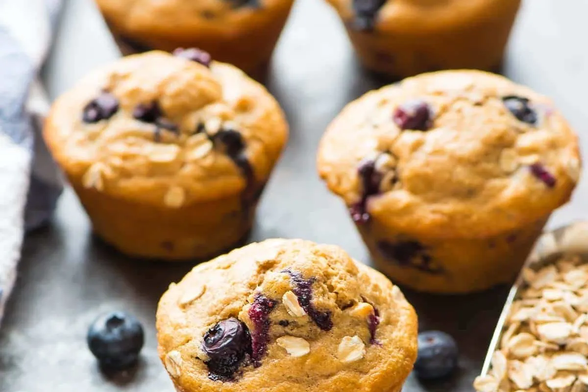 Muffins saludables de avena y arándanos en pocos pasos. 