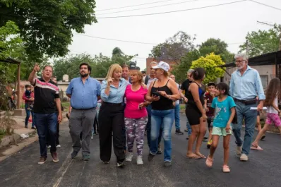 Supervisan obras de pavimentación en el barrio 11 de Marzo