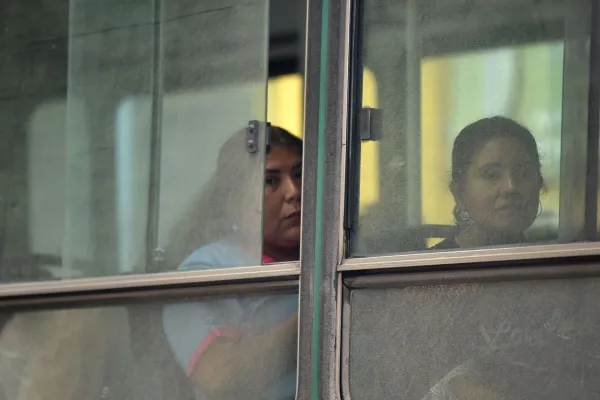 Viajar en transporte público con lluvia en Tucumán: un colectivo se averió y tuvo que parar su recorrido