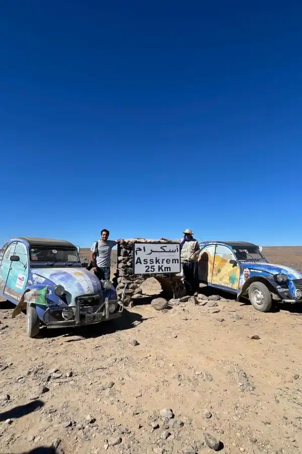 POSTAL. José y Agustín, con los dos Citröen 3CV en Assekrem, en Argelia, durante la travesía que incluyó cruzar el desierto del Sahara.