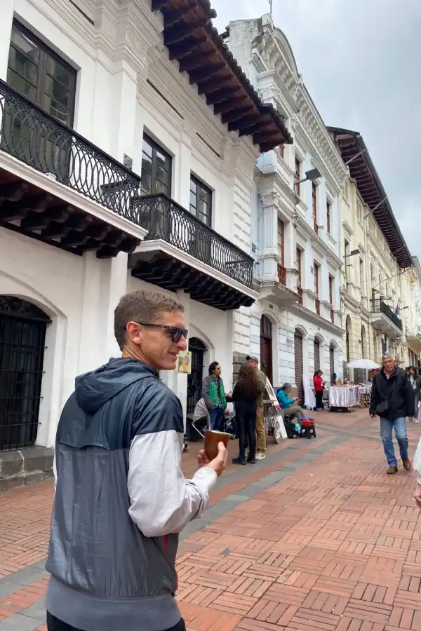 COMPAÑERO IDEAL. Solís recorre las calles de Ecuador, con el kit matero.