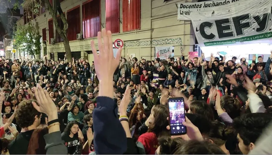 DE CARA AL DEBATE EN DIPUTADOS. La decisión de tomar las facultades se dio en la asamblea de la Filosofía y Letras. / X @LucaBonfante98