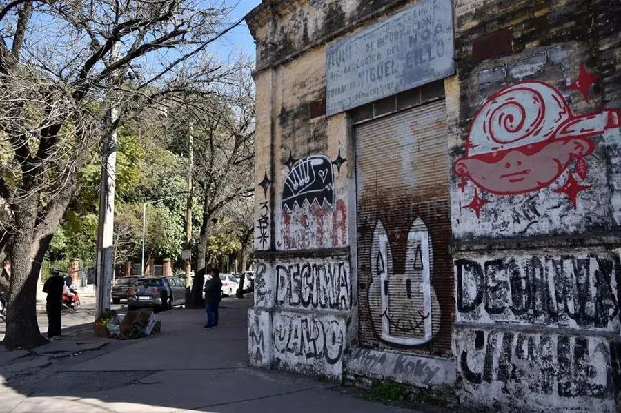 EL ABASTO. La esquina de San Lorenzo y Miguel Lillo, donde atacaron a Miguel Gómez a la salida de una fiesta.