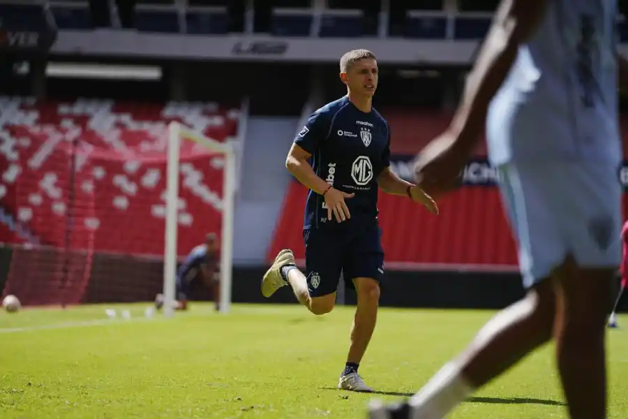 AL TROTE. Solís vive cada práctica de Independiente del Valle con intensidad.