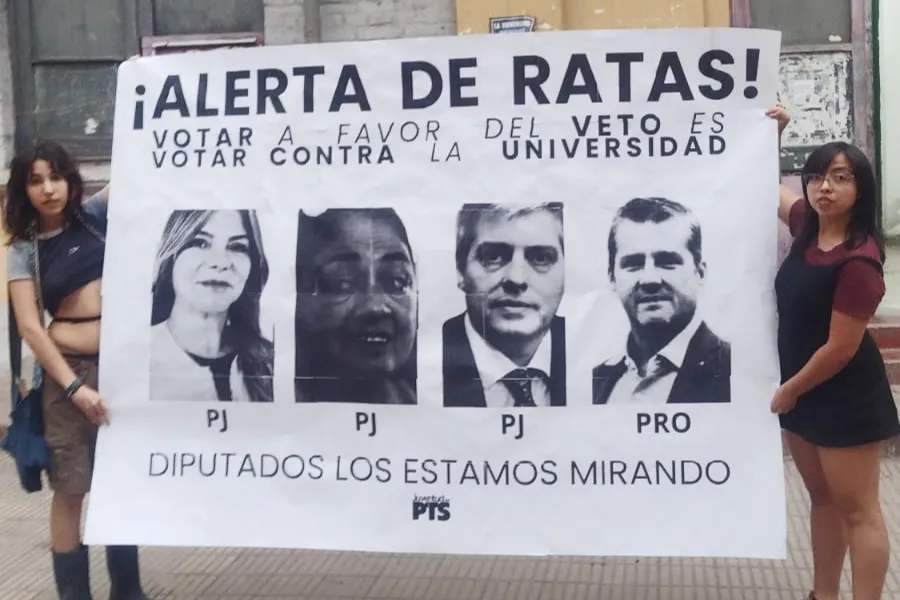 ESTUDIANTES UNIVERSITARIAS. Daryna y Rocío realizaron y pegaron el cartel en la Facultad de Artes de la UNT. / ROCIO CORTEZ.