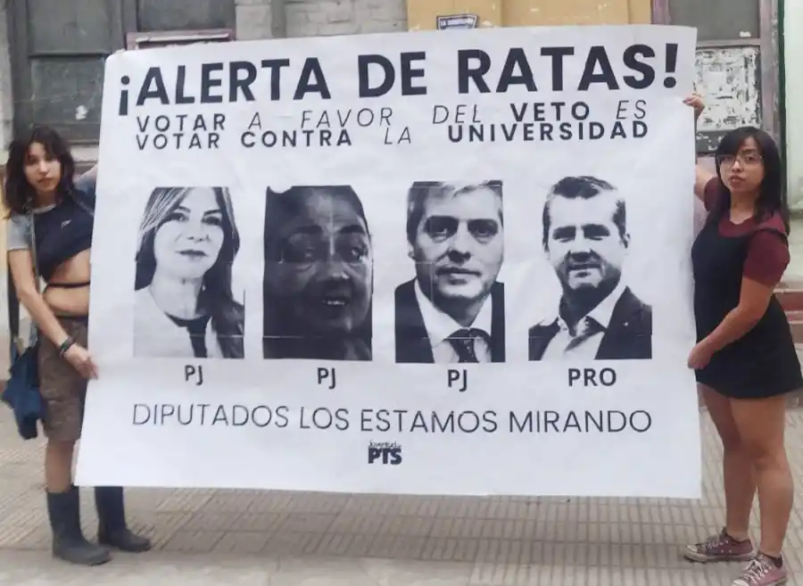 ESTUDIANTES UNIVERSITARIAS. Daryna y Rocío realizaron y pegaron el cartel en la Facultad de Artes de la UNT. / ROCIO CORTEZ.