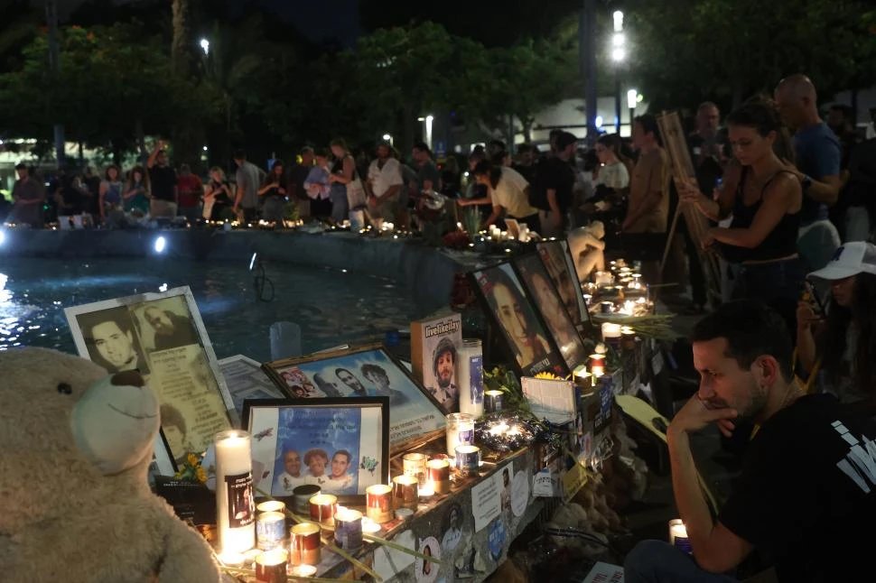 TRÁGICO ANIVERSARIO. La vigilia en Tel Aviv reunió a cientos de personas, con fotos y vela, para recordar a las víctimas del ataque y a los rehenes.  