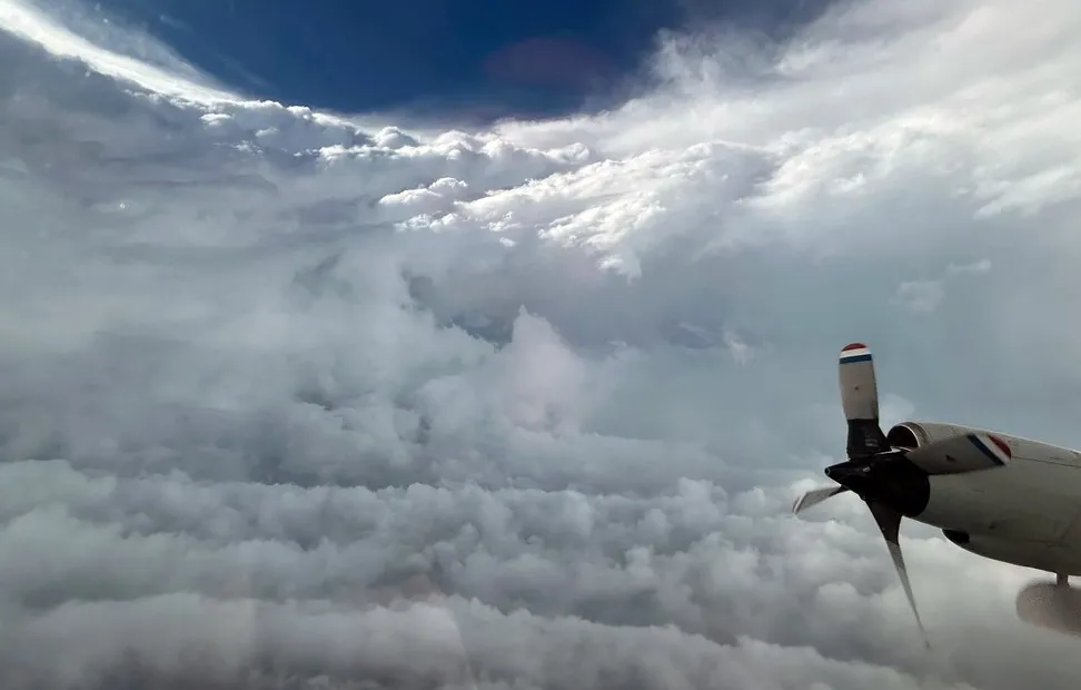 El avión Miss Piggy se internó en el ojo de la tormenta.