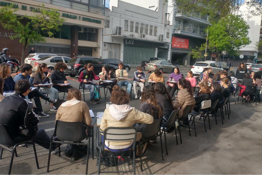 TOMA UNIVERSITARIA. Los estudiantes de Psicología tomaron los edificios de su facultad y están dando clases públicas. / X @MartiRapacioli