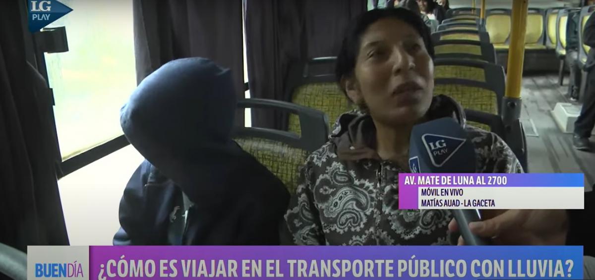 Viajar en transporte público con lluvia en Tucumán: El precio del boleto está alto, y el servicio no está a la altura