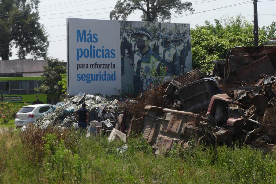 CHATARRA. La mayor parte son deshechos de autos y basura.