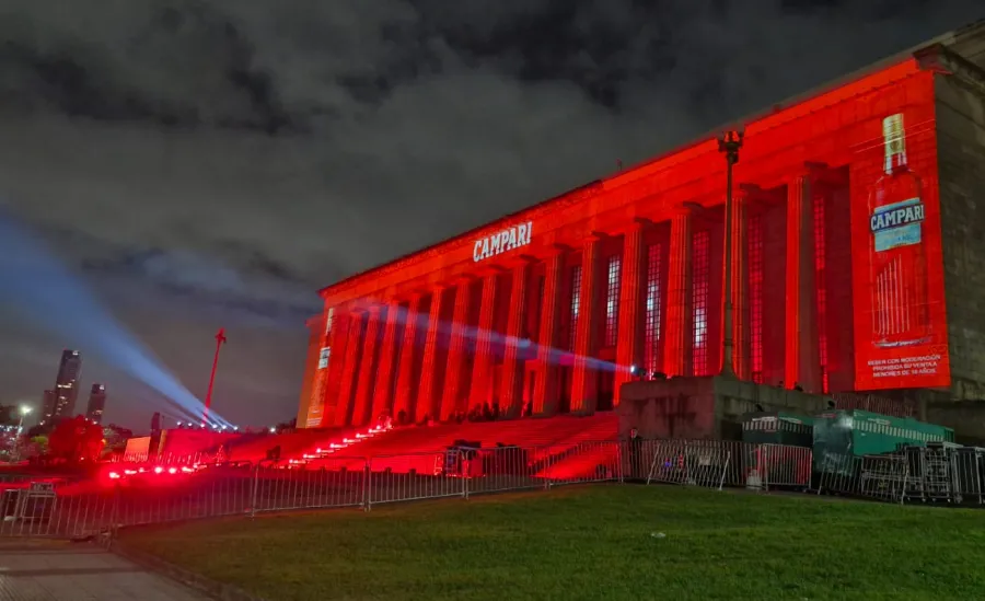 FACHADA ROJA. La Facultad de Derecho de la UBA fue cuestionada por hacer una fiesta en medio de la tensión entre el Gobierno y las universidades estatales. / X @ginocc_