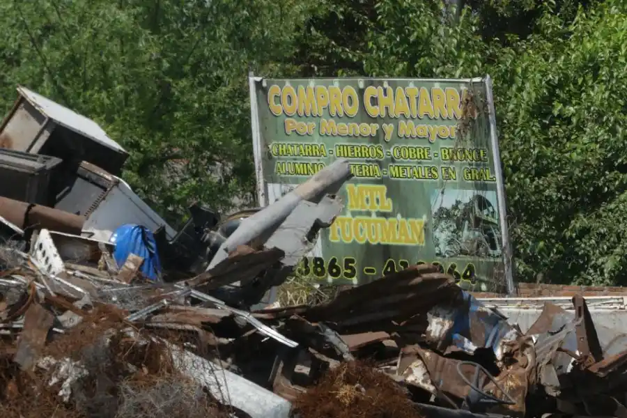 PELIGROS. Las personas que viven en el barrio 9 de Julio están preocupados por el dengue.