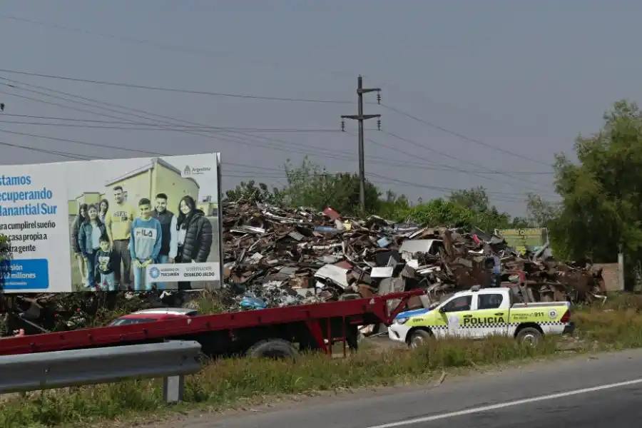 EL PEOR PAISAJE. Pasando por la ruta 38 puede verse el montículo.