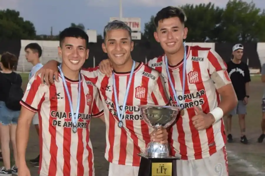 CAMPEONES. Ulises Vera, Cristian Ibáñez y Nicolás Moreno celebran el campeonato de Reserva, tras vencer a Atlético por penales.