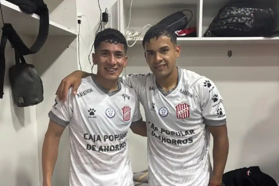 CONTENTOS POR EL DEBUT. Ulises Vera posa junto a su amigo Alan Cisnero, quien sumó sus primeros 16' como profesional.