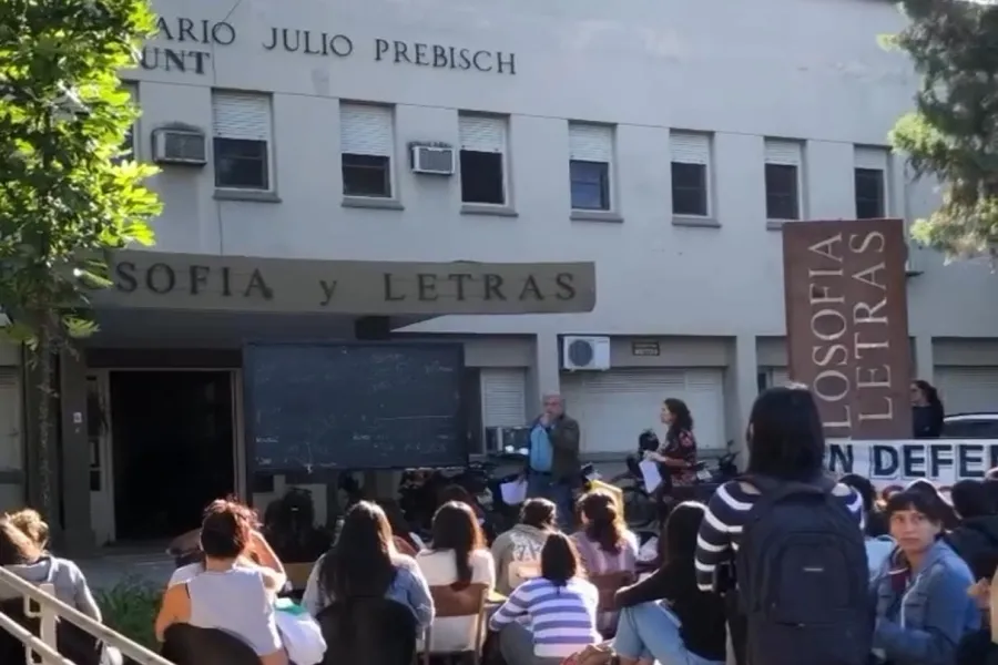 EN DEFENSA A LA EDUCACIÓN PÚBLICA. El Centro de Estudiantes de Filosofía y Letras, La Bolivar, convocó a una jornada de actividades. / INSTAGRAM @labolivarunt