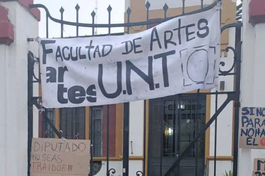 Estudiantes en alerta: Artes decidió una toma simbólica y otras facultades de la UNT evalúan sumarse