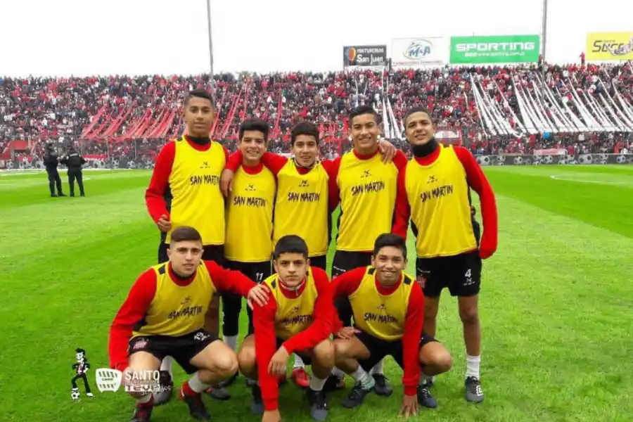 GRAN ANÉCDOTA. Ulises Vera (tercero en la fila de arriba) fue alcanzapelotas en la final del Reducido contra Sarmiento.